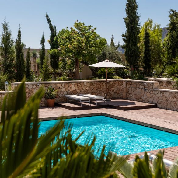 Design-Pool mit Wasserspielen
